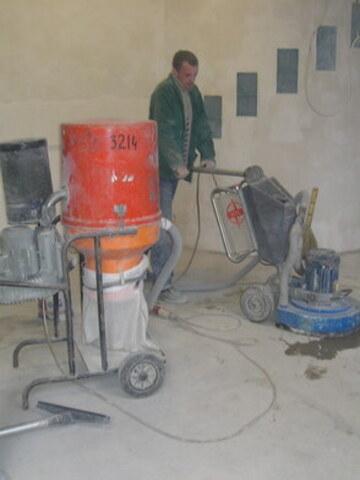 Reparatur des Betonbodens, unser Büro in der Kovalska-Straße 25.