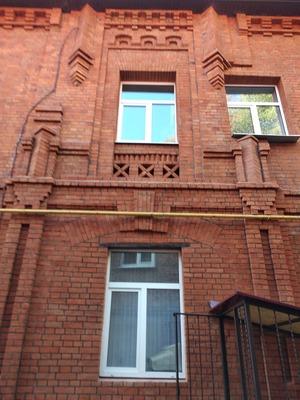 Restaurierung der Fassade des Gebäudes aus rotem Backstein, Malinovskoho-Straße